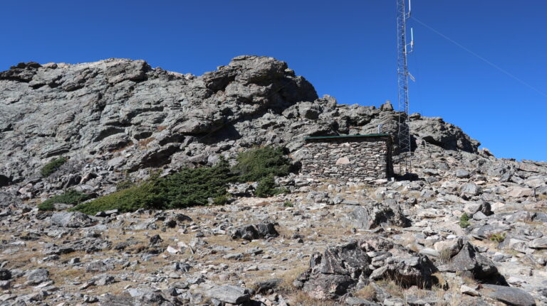 Der einfachere Twin Sisters West Peak unter der Antenne