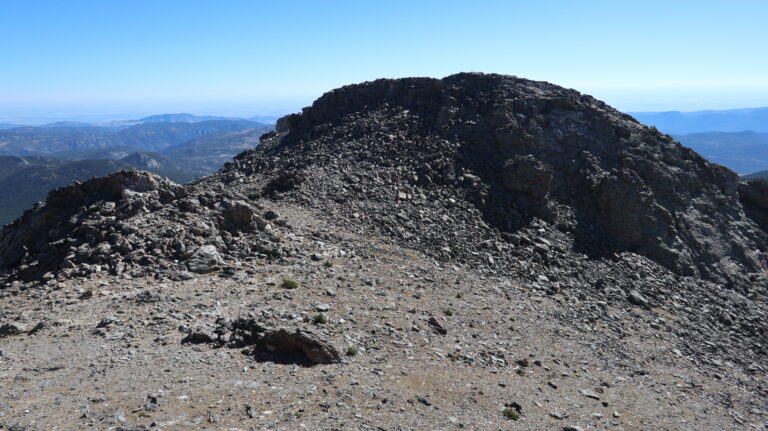 Blick zum höheren East Peak, der durch diese Flanke erkraxelt werden kann.