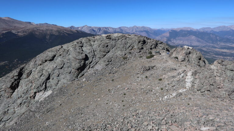 Blick vom East Peak zum niedrigeren West Peak