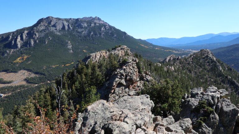 Auf dem Lily Mountain mit Blick zu den Twin Sisters