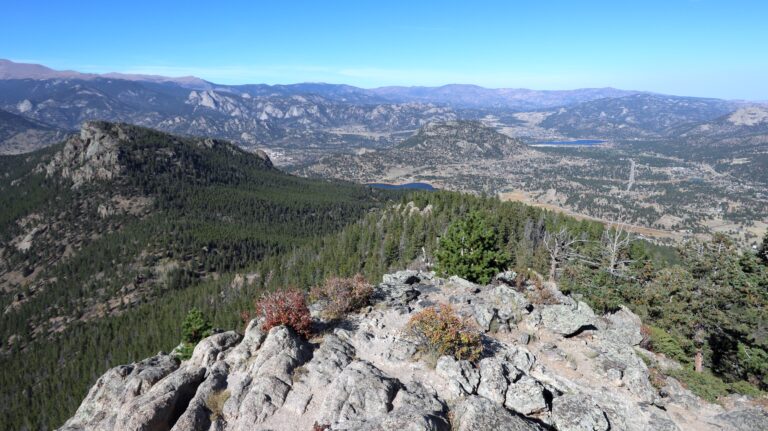 Blick vom Lily Mountain Richtung Estes Park, ein hübscher Ferienort am Rand des Rocky Mountain Nationalparks