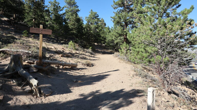 Lily Mountain Trailhead an der Strasse