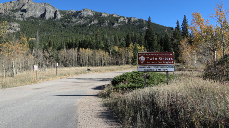 Strasse zum Twin Sisters Trailhead