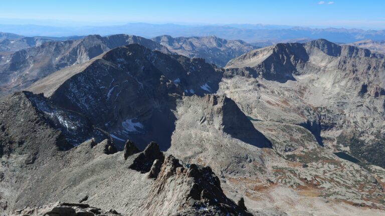 Ausblick vom westlichsten Punkt des Gipfelplateaus auf die "Keyboard of the winds" genannten Felszacken