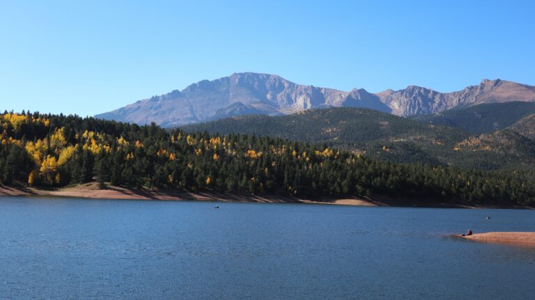 Crystal Creek Reservoir mit Blick zum noch weit entfernten Pikes Peak