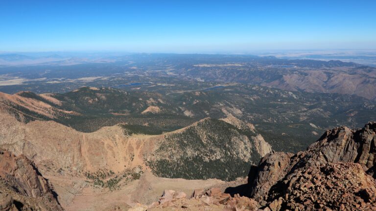 Ausblick Richtung Osten, die Ausläufer der Rocky Mountains mit dem Flachland (Great Plains) dahinter.