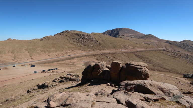 Ausblick vom Devil's Playground. Gegenüber sieht man den Wanderweg, der etwas oberhalb der Strasse verläuft. Diesen Abschnitt kann man sich sparen, indem man zum nächsten Aussichtspunkt ("Bottomless Pit") fährt.