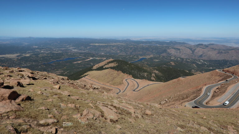 Kurvenreiche Strasse zum Pikes Peak