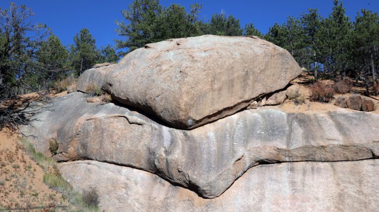 Herzfelsen (Heart Rock), die erste nennenswerte Sehenswürdigkeit an der Pikes Peak Strasse