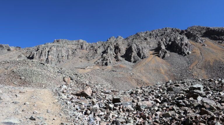 Minenüberreste im Hang des Malemute Peak