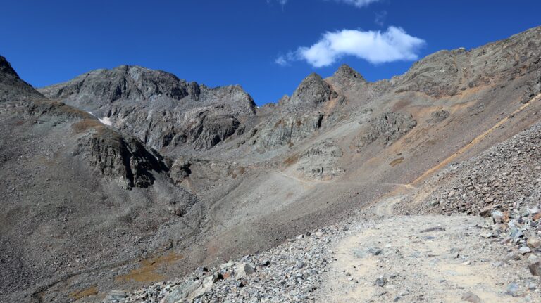 Der Castle Peak versteckt sich immer noch, links der Conundrum Peak