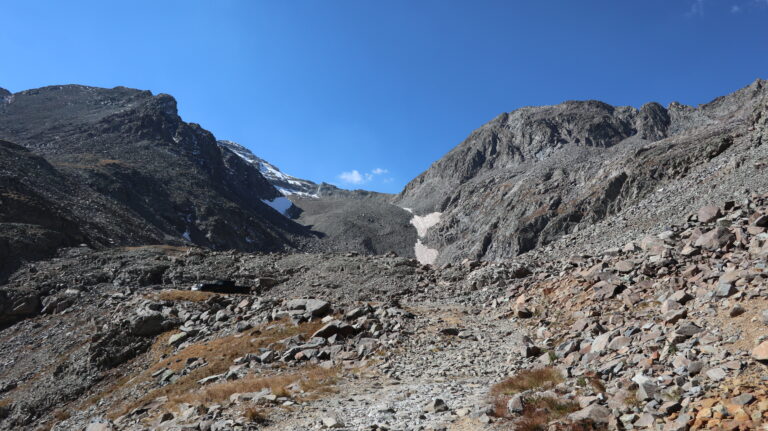 Ende der Montezuma Road auf ca. 3900 m. Jetzt erst sieht man den angezuckerten Castle Peak links hervorlugen.