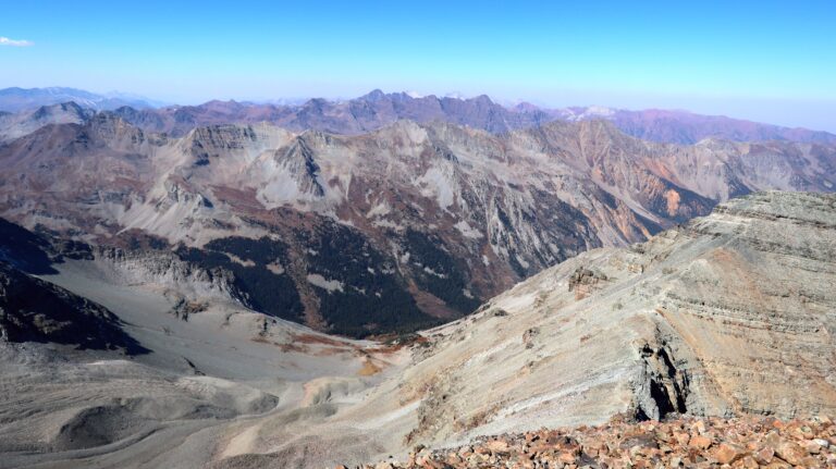 Blick zu den anderen Gipfeln der Elk Mountains, einige der schwersten 4000er in Colorado.