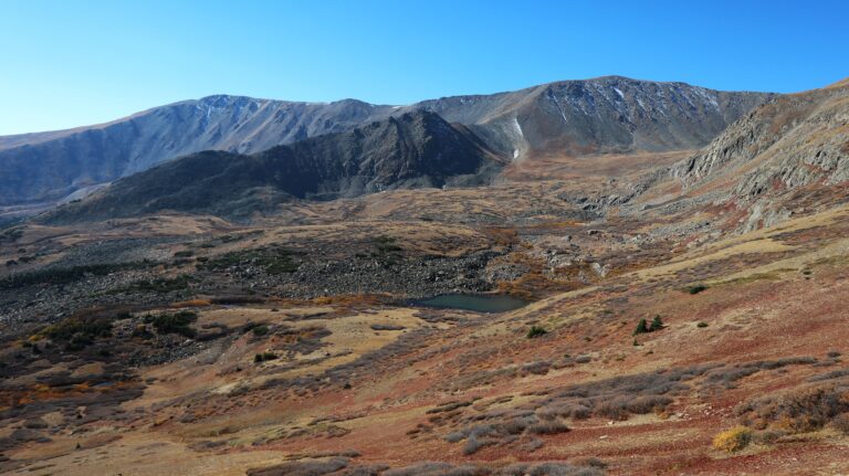 Herbstfarben im Tal unter dem benachbarten Mount Cosgriff