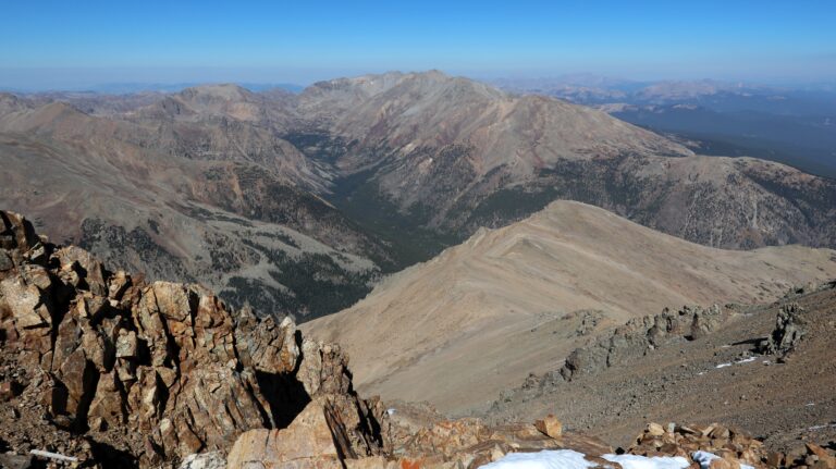 Blick über den Nordostgrat (eine weitere Aufstiegsroute) zum Mount Massive gegenüber