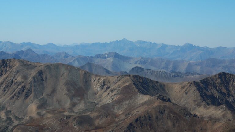 Castle Peak (zentraler höchster Gipfel) vom Mount Elbert aus gesehen.