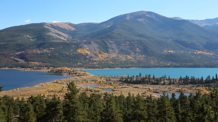 Blick auf die Twin Lakes von der Strasse zum South Elbert Trailhead