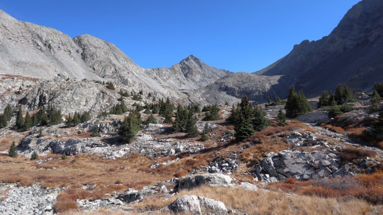 Diese schöne Pyramide am Talende ist der Ellingwood Point, der Blanca Peak steht recht unscheinbar rechts davon im Schatten.