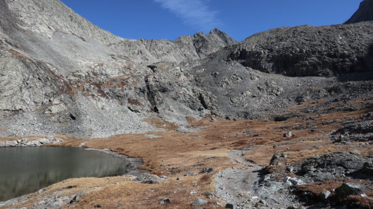 An den Blue Lakes endet die breite Spur. Ein Pfad führt links neben dem Wasserfall die Steilstufe hoch.