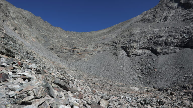 Aufstieg durch steilen Schutt zum Sattel zwischen Blanca Peak und Ellingwood Point