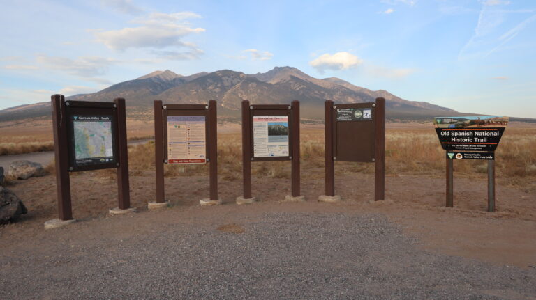 Bei diesen Infotafeln zweigt die Lake Como Road von der Strasse zu den Great Sand Dunes ab.