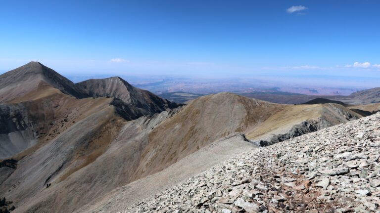 Blick auf den Verbindungsgrat zum Mount Tukuhnikivatz, man kann unschwer erkennen, wo der "razor fang" liegt.