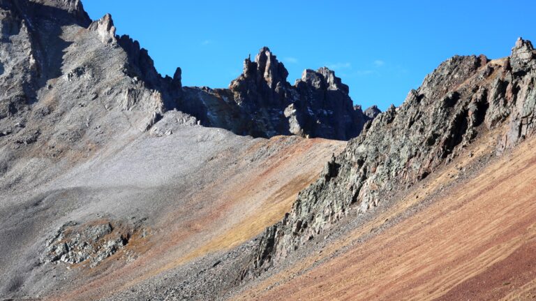 Faszinierende Farben und Formen am Blue Lakes Pass