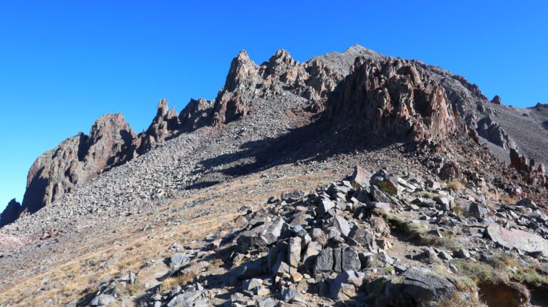 Blick vom Blue Lakes Pass auf den Beginn des Südwestgrates. Man geht links an den ersten Felszacken vorbei.