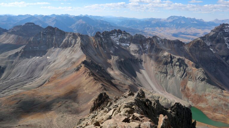 Blick über den Südwestgrat zum Blue Lakes Pass