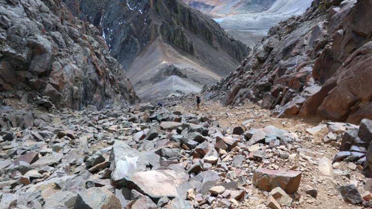 Abstieg im Südostcouloir zum Lavender Col. Wenn man in den grossen Blöcken bleibt, ist es angenehmer.