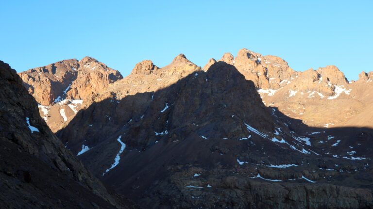 Schatten des Toubkal auf der anderen Talseite