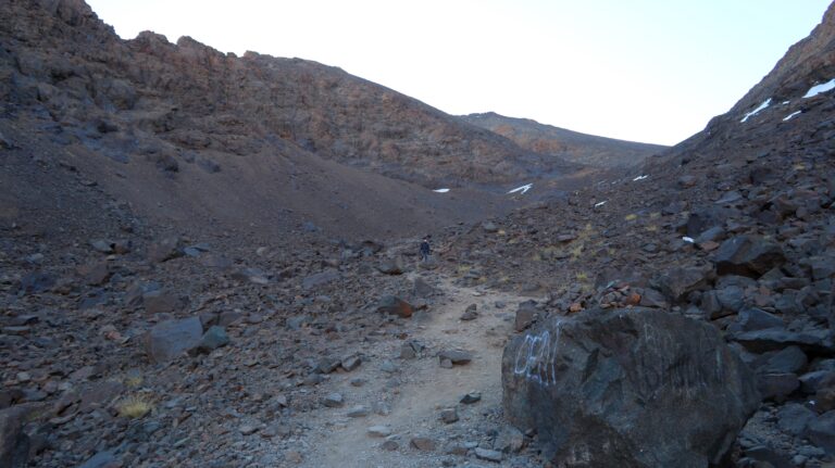 Oberhalb des Schutthangs gehts mit gemählicher Steigung das Tal aufwärts.