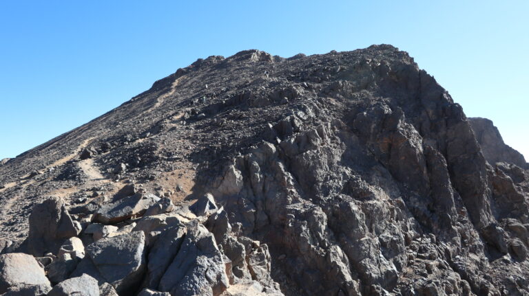 Blick vom Pass Tizi n'Toubkal auf den Weg zum Hauptgipfel