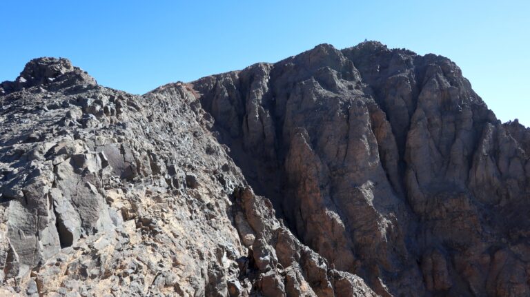 Blick durch eine Scharte auf die wilde Südflanke des Toubkal