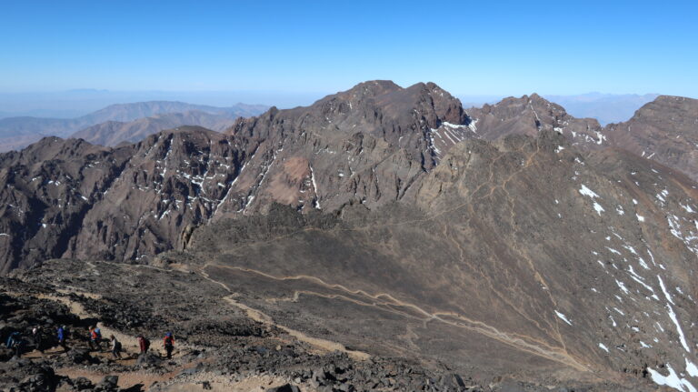 Blick auf die Wege zur Tizi n'Toubkal, gegenüber der Toubkal Westgipfel