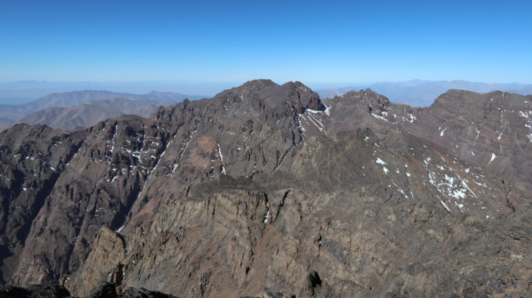 Der zweigeipfelige Ouanoukrim vom Jebel Toukbal aus gesehen. Zentral im Bild hinten der Timesguida, vorne der Ras Ouanoukrim mit der "Lücke".