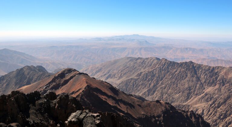 Staub getrübter Blick Richtung Sahara. Der grosse Berg am Horizont ist der Jebel Sirwa, mit 3304 m der höchste Berg des Antiatlas.