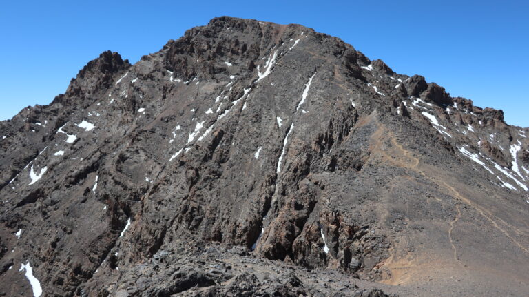 Blick auf den Toubkal Nordgrat vom Imouzzer - doch ein bisschen steiler als der Normalweg.