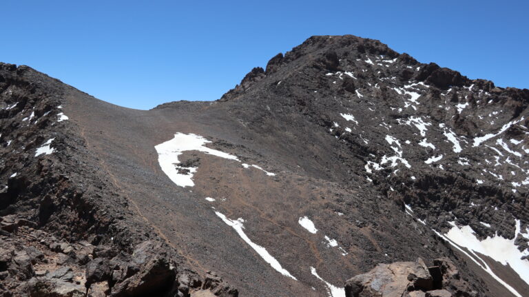 Abstiegsweg durch das Tal nördlich des Toubkal vom "Flugzeugmotorgipfel" aus gesehen