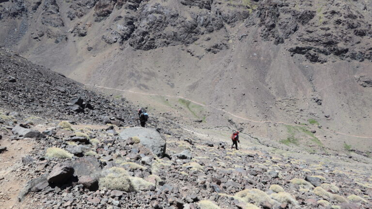 Nach unten hin wirds steil, im Tal der Weg von Imlil zu den Toubkal-Hütten