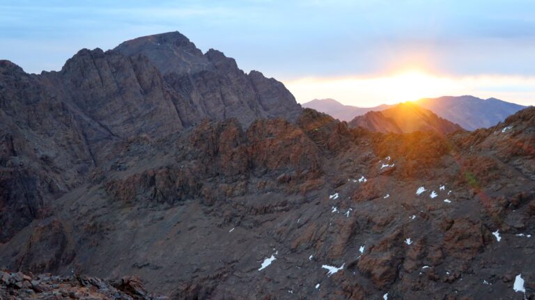 Sonnenaufgang neben dem Jebel Toubkal