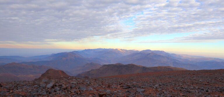 Blick Richtung westlicher Hoher Atlas. Ganz am Ende im Licht der Jebel Tinergwet.