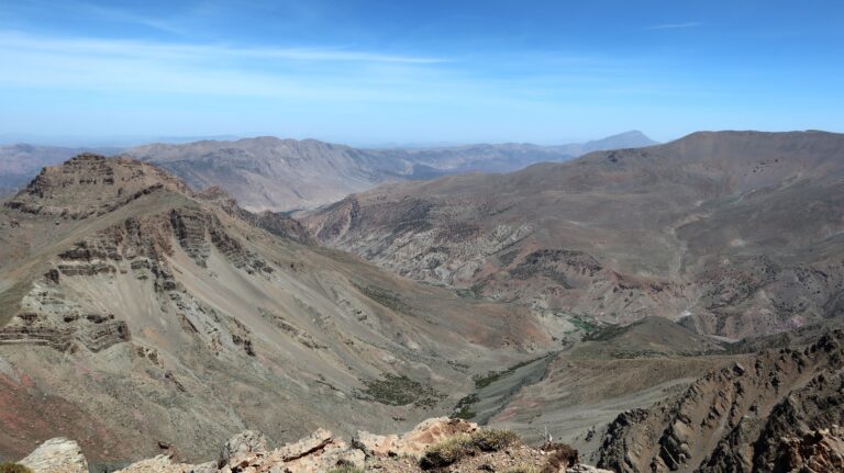 Ausblick von der Tizi n'Aghouri auf die grünen Felder von Ikkis