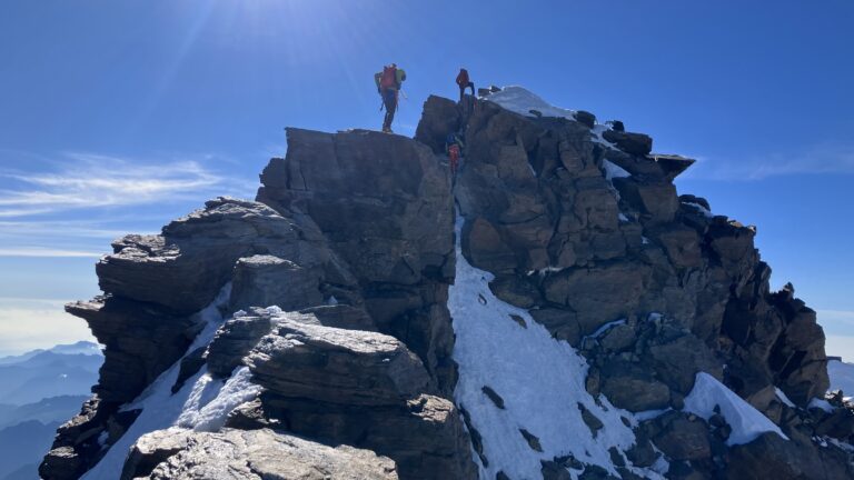 Die Felsen sind kletterfreundlich geschichtet.