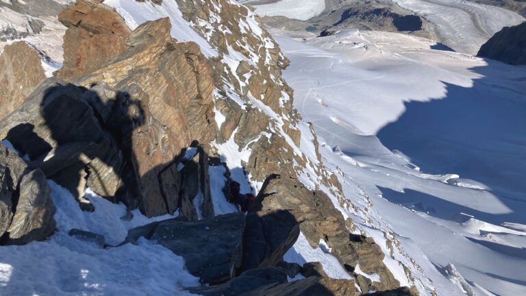 Einen Felsturm vor dem Gipfelaufbau umgeht man durch ein kurzes steiles Couloir.