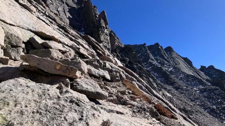 Auf der anderen Seite leiten diese Augen weiter durch die Westflanke, genannte "Ledges".